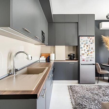 Elegant, Modern & Spacious Apartment In Thessaloniki With Balcony Exterior foto